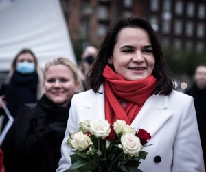 epa08768615 Belarusian opposition politician Svetlana Tikhanovskaya (C) participates in a demonstration from Christiansborg to Copenhagen City Hall in Copenhagen, Denmark, 23 October 2020.  The demonstration is organized by the Organization Friends of Belarus Denmark. Svetlana Tikhanovskaya visits Denmark to receive the Politiken's Freedom Prize.  EPA/EMIL HELMS  DENMARK OUT