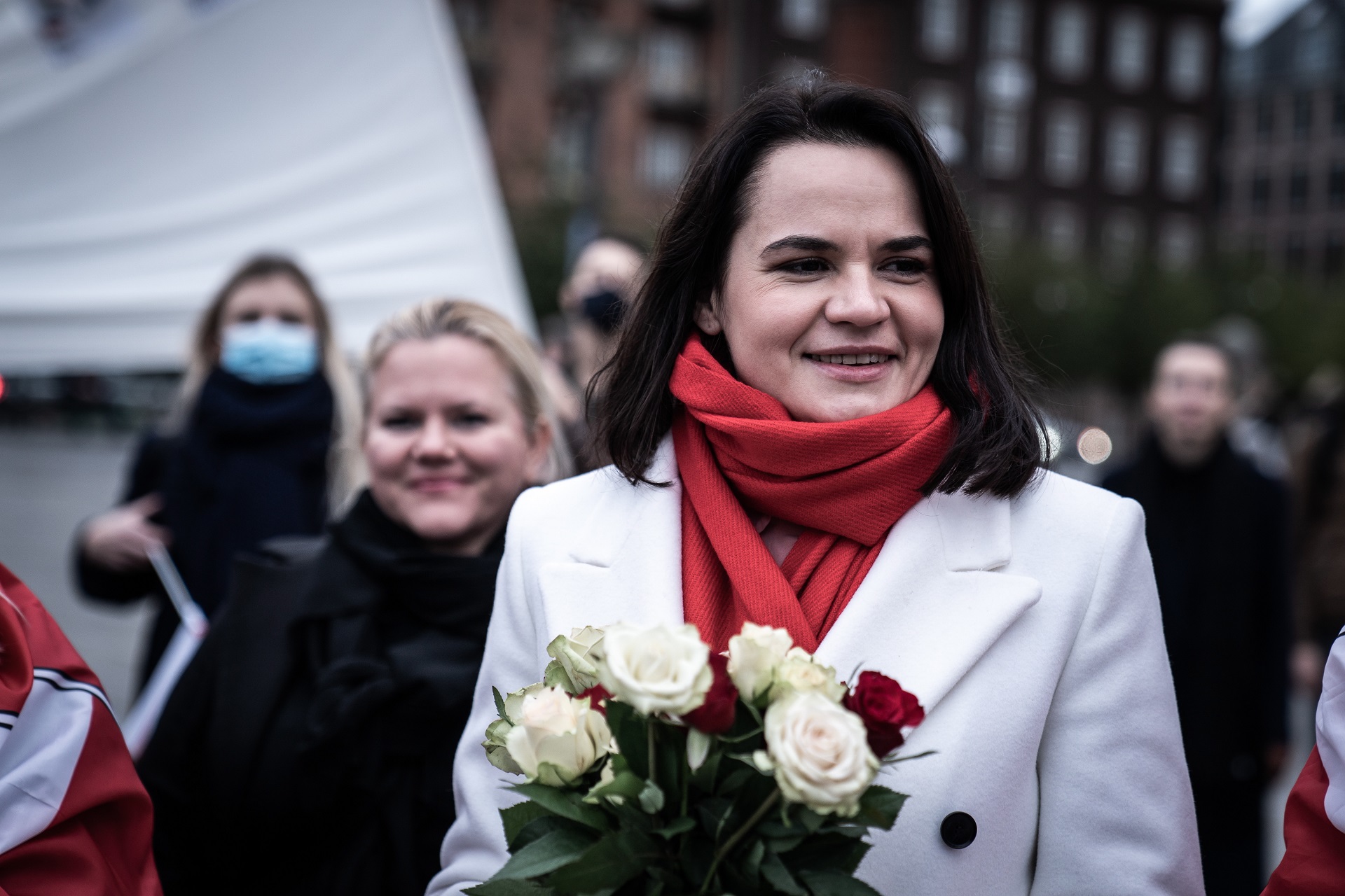 epa08768615 Belarusian opposition politician Svetlana Tikhanovskaya (C) participates in a demonstration from Christiansborg to Copenhagen City Hall in Copenhagen, Denmark, 23 October 2020.  The demonstration is organized by the Organization Friends of Belarus Denmark. Svetlana Tikhanovskaya visits Denmark to receive the Politiken's Freedom Prize.  EPA/EMIL HELMS  DENMARK OUT