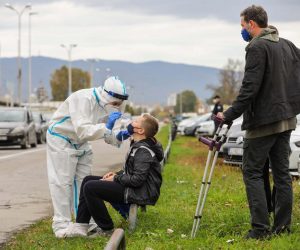 27.10.2020., Zagreb - Gradjani se testiraju na covid na istocnom parkiralistu Zagrebackog velesajma. Photo: Jurica Galoic/PIXSELL