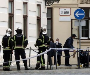 12.10.2020., Zagreb - Jutros u 8.06 zaprimljena je dojava o pucnjavi na Trgu svetog Marka u Zagrebu. Prema prvim utvrdjenim informacijama jedan policijski sluzbenik je ozlijedjen i njemu se pruza lijecnicka pomoc.  Policijski ocevid na Markovom trgu gdje je pucano na policajca. Photo: Robert Anic/PIXSELL