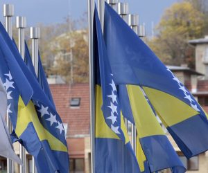 Sarajevo, 25.11.2012 - (ilustracija) U polovici Bosne i Hercegovine 25. studenoga u nedjelju je obiljeen kao Dan dravnosti te zemlje to je tek jo jednom podsjetilo na duboke podjele koje u njoj vladaju i 17 godina nakon okonèanja rata.
foto FaH/ FENA/ ik
