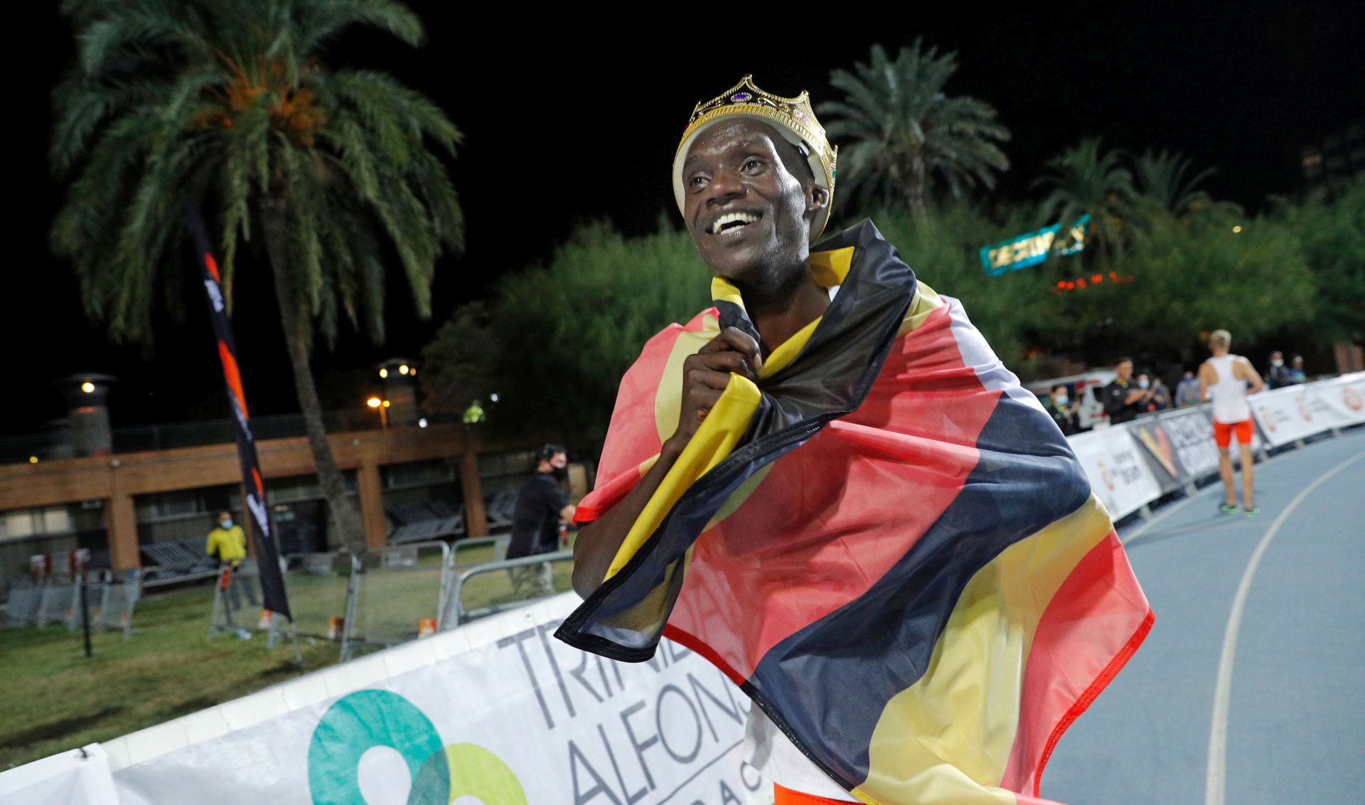 epa08727897 Uganda's Joshua Cheptegei celebrates after setting a new men's 10,000m world record at the NN Valencia World Record Day athletics meeting held at Turia stadium in Valencia, eastern Spain, 07 October 2020.  EPA/Manuel Bruque