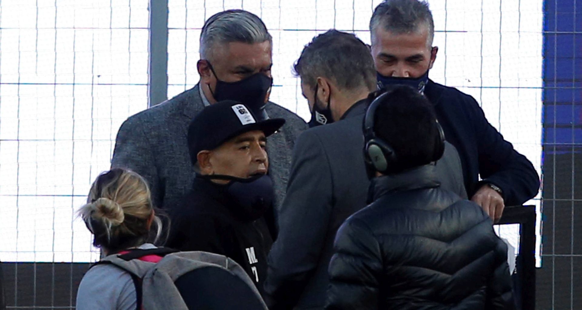 epa08787168 Diego Maradona (C), head coach of Gimnasia y Esgrima, attends the first match of La Liga Argentina soccer tournament between Gimnasia y Esgrima and Patronato at Juan Carmelo Zerillo stadium in La Plata, Argentina, 30 October 2020. Maradona turns 60 on 30 October.  EPA/DEMIAN ALDAY ESTEVEZ