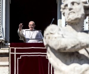 epa08790665 Pope Francis addresses faithful on St. Peter's Square during the Angelus, the traditional Sunday prayer, from his rooms' window in the Vatican, Vatican City, Rome, 01 November 2020.  EPA/ANGELO CARCONI