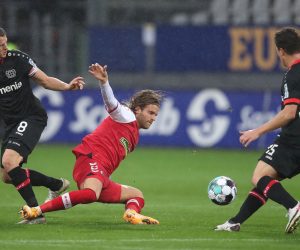epa08791098 Lucas Hoeler (C) of Sport-Club Freiburg is challenged by Lars Bender (L) of Bayer Leverkusen during the German Bundesliga soccer match between Sport-Club Freiburg and Bayer 04 Leverkusen at Schwarzwald-Stadion in Freiburg im Breisgau, Germany, 01 November 2020.  EPA/ALEX GRIMM / POOL CONDITIONS - ATTENTION:  The DFL regulations prohibit any use of photographs as image sequences and/or quasi-video.