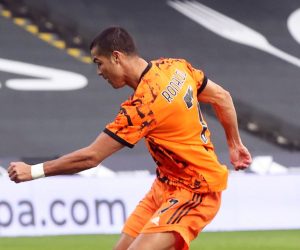 epa08791291 Juventus' Cristiano Ronaldo (L) scores the 2-1 lead against Spezia's goalkeeper Ivan Provedel (bottom) during the Italian Serie A soccer match between Spezia Calcio and Juventus FC in Cesena, Italy, 01 November 2020.  EPA/PASQUALE BOVE