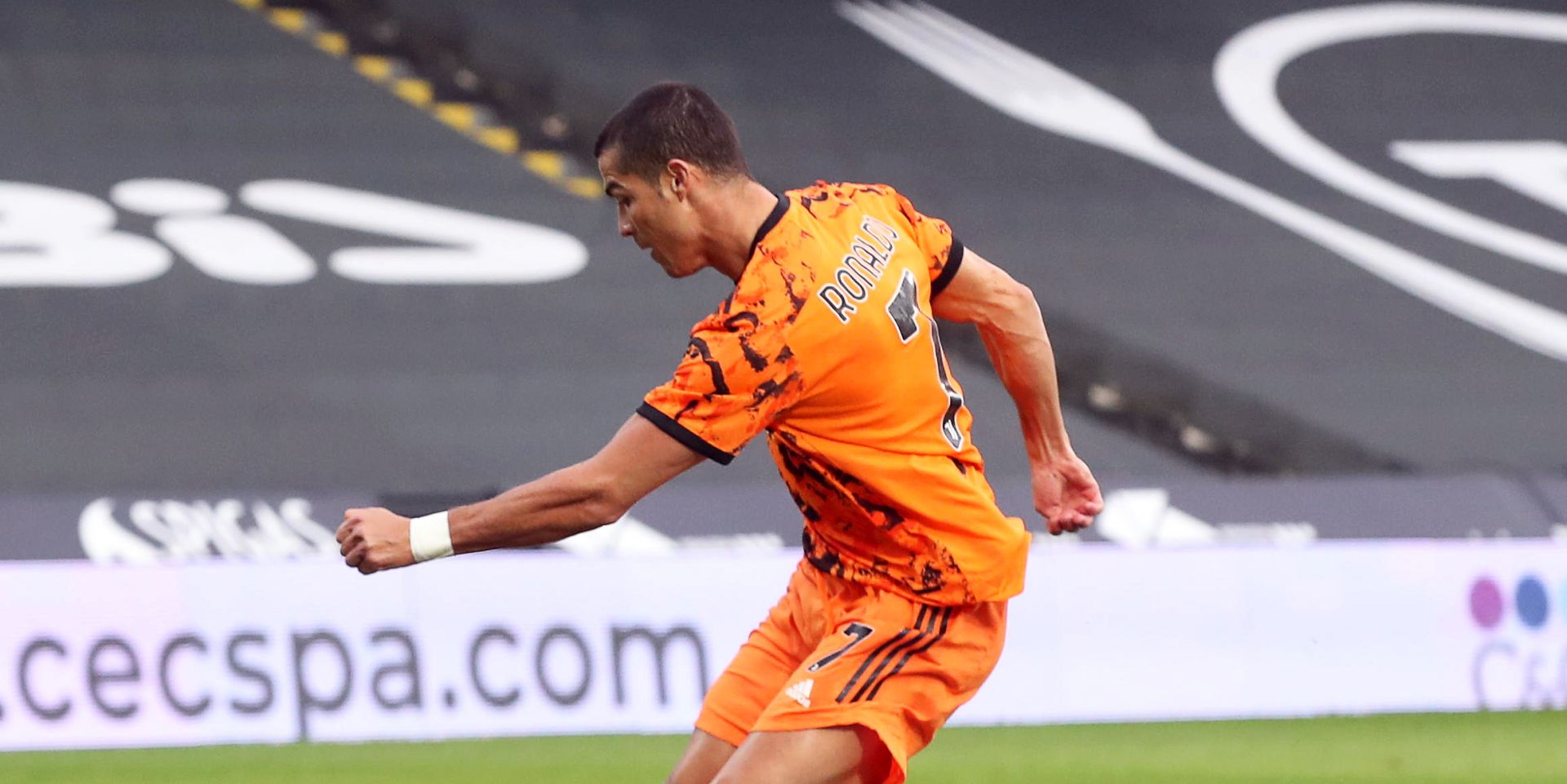 epa08791291 Juventus' Cristiano Ronaldo (L) scores the 2-1 lead against Spezia's goalkeeper Ivan Provedel (bottom) during the Italian Serie A soccer match between Spezia Calcio and Juventus FC in Cesena, Italy, 01 November 2020.  EPA/PASQUALE BOVE