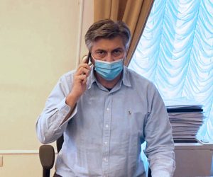 Zagreb, 1.11.2020.- Premijer Andrej Plenkoviæ u nedjelju je telefonski razgovarao sa upanom Zadarske upanije Boidarom Longinom nakon to je ire zadarsko podruèje pogodio jak potres magnitute 4,7 prema Richteru. 
foto HINA/ Twitter/ Vlada RH/ ua