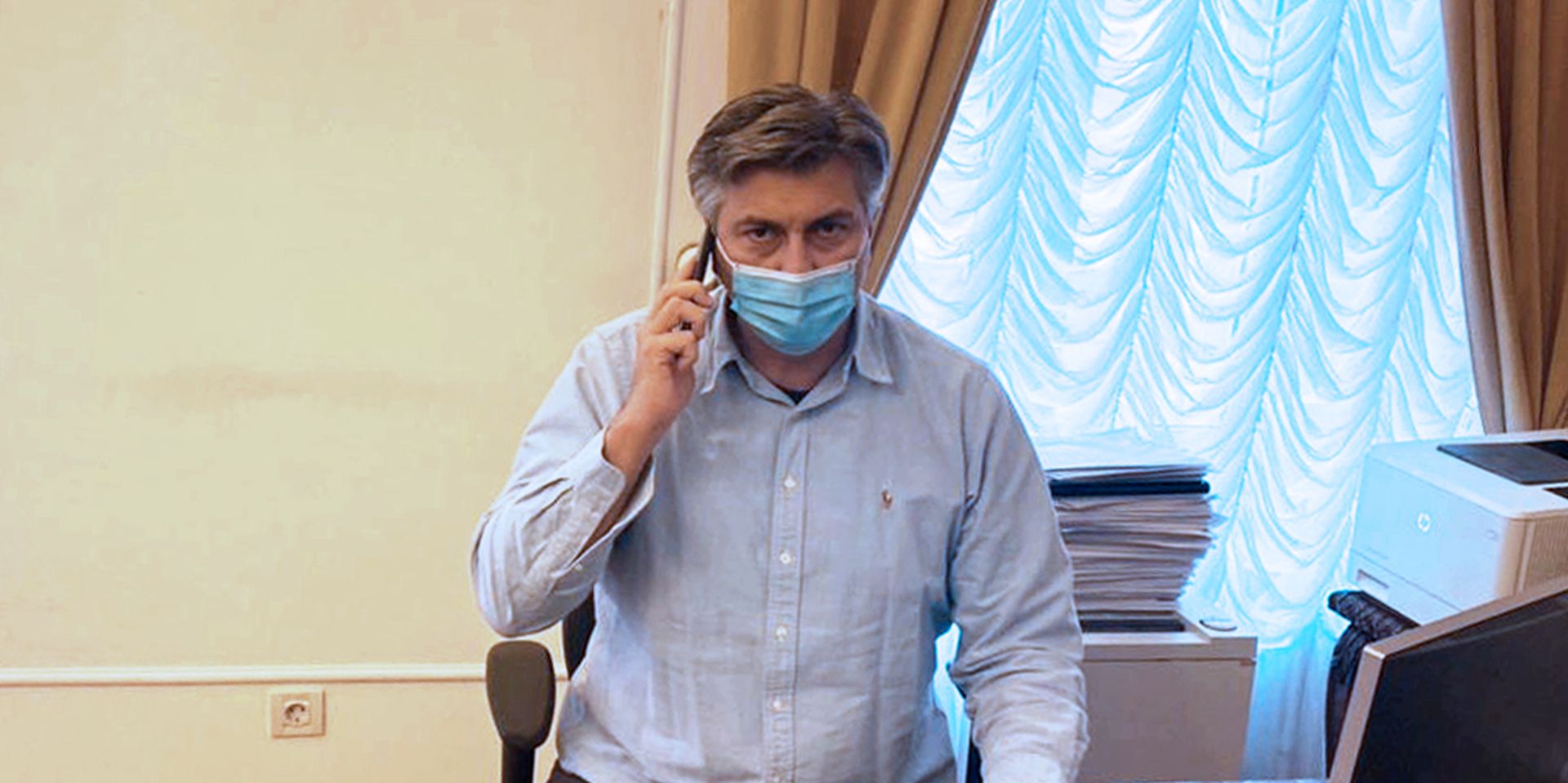 Zagreb, 1.11.2020.- Premijer Andrej Plenkoviæ u nedjelju je telefonski razgovarao sa upanom Zadarske upanije Boidarom Longinom nakon to je ire zadarsko podruèje pogodio jak potres magnitute 4,7 prema Richteru. 
foto HINA/ Twitter/ Vlada RH/ ua