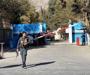 epa08792537 Afghan security officials stand guard during an attack at Kabul University in Kabul, Afghanistan, 02 November 2020. At least four persons were wounded after gunbattle erupted at the University in Kabul.  EPA/JAWAD JALALI