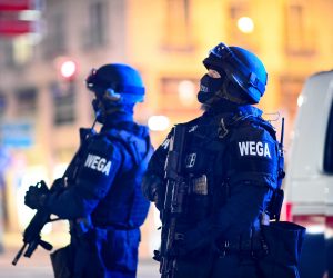 epa08794208 Austrian police men guard The Wiener Staatsoper (Vienna State Opera) after a shooting near the Stadttempel' synagogue in Vienna, Austria, 02 November 2020. According to recent reports, at least one person is reported to have died and many are injured in what officials treat as a terror attack.  EPA/CHRISTIAN BRUNA