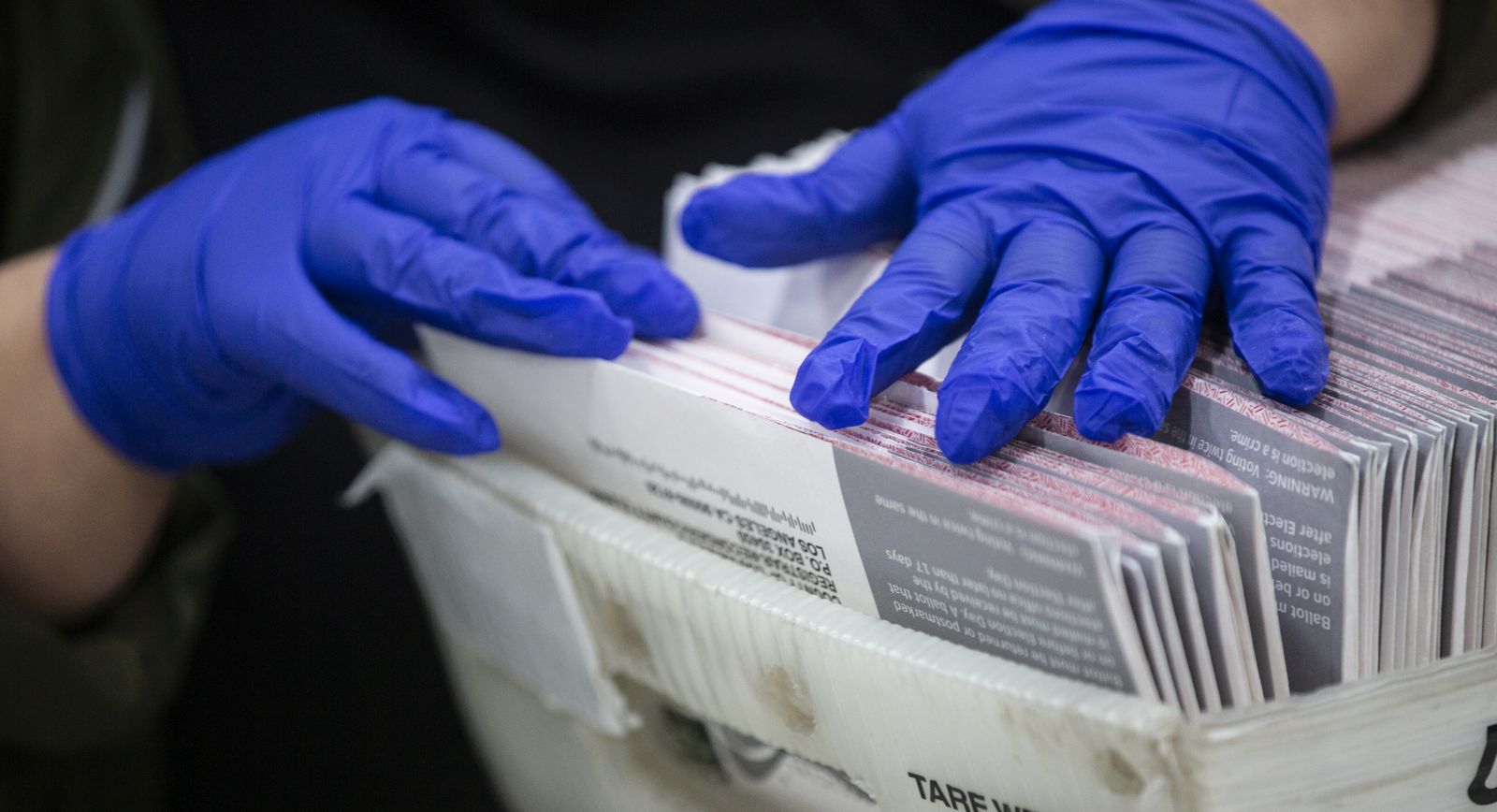 epa08794333 An election worker opens mail-in ballots and checks for irregularities at the Los Angeles County Registrar Recorders' mail-in ballot processing center at the Pomona Fairplex in Pomona, California, USA, 02 November 2020.  EPA/ETIENNE LAURENT