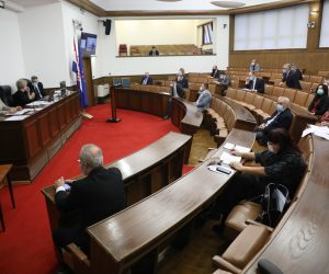 Zagreb, 03.11.2020 - 4. sjednica Hrvatskog sabora koja je započela aktualnim prijepodnevom., na kojemu su saborski zastupnici postavljali pitanja Vladi Republike hrvatske. Na fotografiji zastupnici u dvorani Josipa Šokčevića sudjeluju u radu sabora.
foto HINA/ Admir BULJUBAŠIĆ/ abu