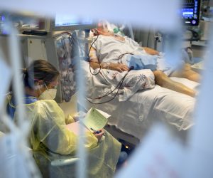 epa08800409 A medical worker treats a patient with Covid-19 in the intensive care unit at the hospital Reseau Hospitalier Neuchatelois (RHNe) Pourtales site during the coronavirus disease (COVID-19) outbreak, in Neuchatel, Switzerland, 05 November 2020. Switzerland as many countries in Europe impose more coronavirus restrictions as cases of Covid-19 patients spike in a second wave of pandemic.  EPA/LAURENT GILLIERON