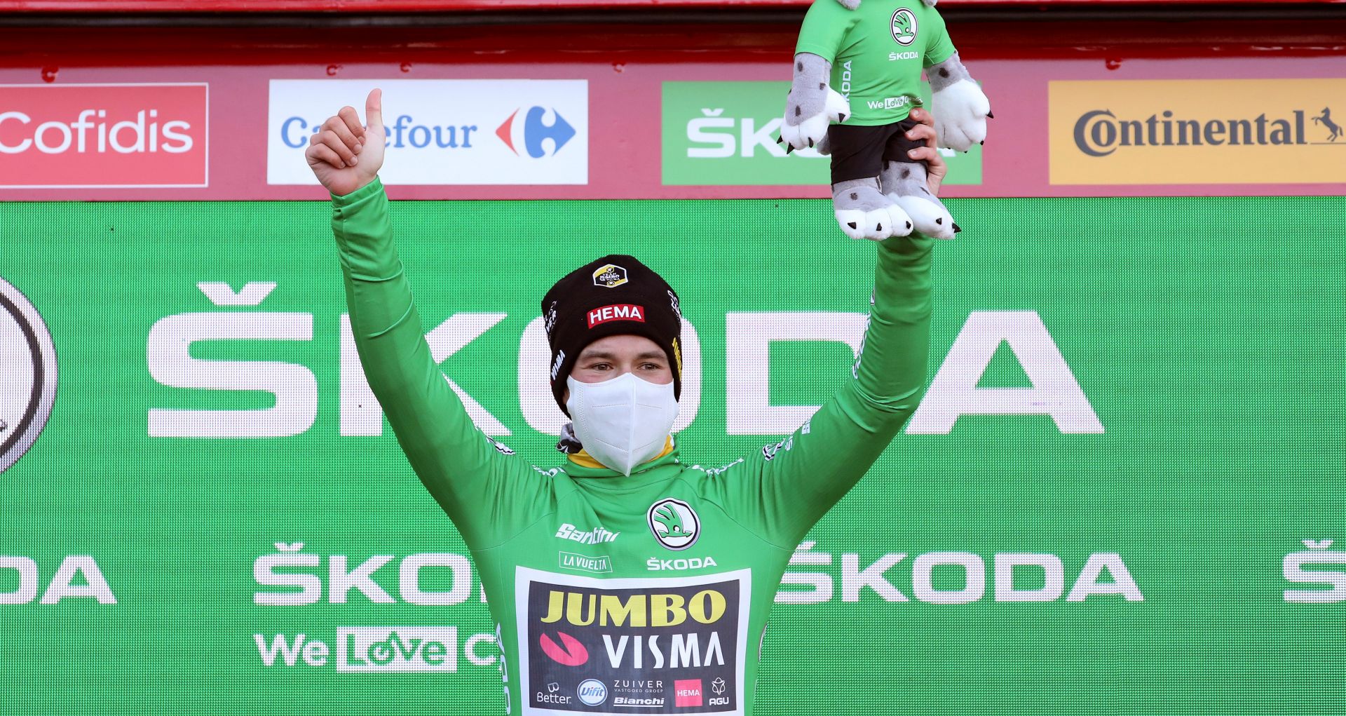 epa08805199 Slovenian rider Primoz Roglic of Team Jumbo-Visma celebrates on the podium wearing the points classification leader's green jersey following the 17th stage of the Vuelta a Espana 2020 cycling race over 178.2km from Sequeros to Alto de la Covatilla, Spain, 07 November 2020.  EPA/Kiko Huesca