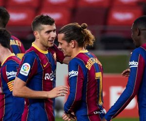 epa08805175 FC Barcelona's striker Antoine Griezman (C) celebrates with teammates after scoring a goal during the Spanish LaLiga soccer match between FC Barcelona and Real Betis held at Camp Nou stadium in Barcelona, Spain, 07 November 2020.  EPA/ALEJANDRO GARCIA