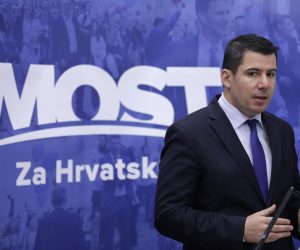 Zagreb,8.11.2020. - Održana je konferencija za novinare Mosta nezavisnih lista na temu: "Promjene u Mostu" Na konferenciji su govorili politički tajnik Nikola Grmoja i organizacijska tajnica Kristina Bakula, te su iznijeli promjene Statuta donesene na saboru Mosta.Na slici Nikola Grmoja.foto HINA/ Tomislav PAVLEK/ tp