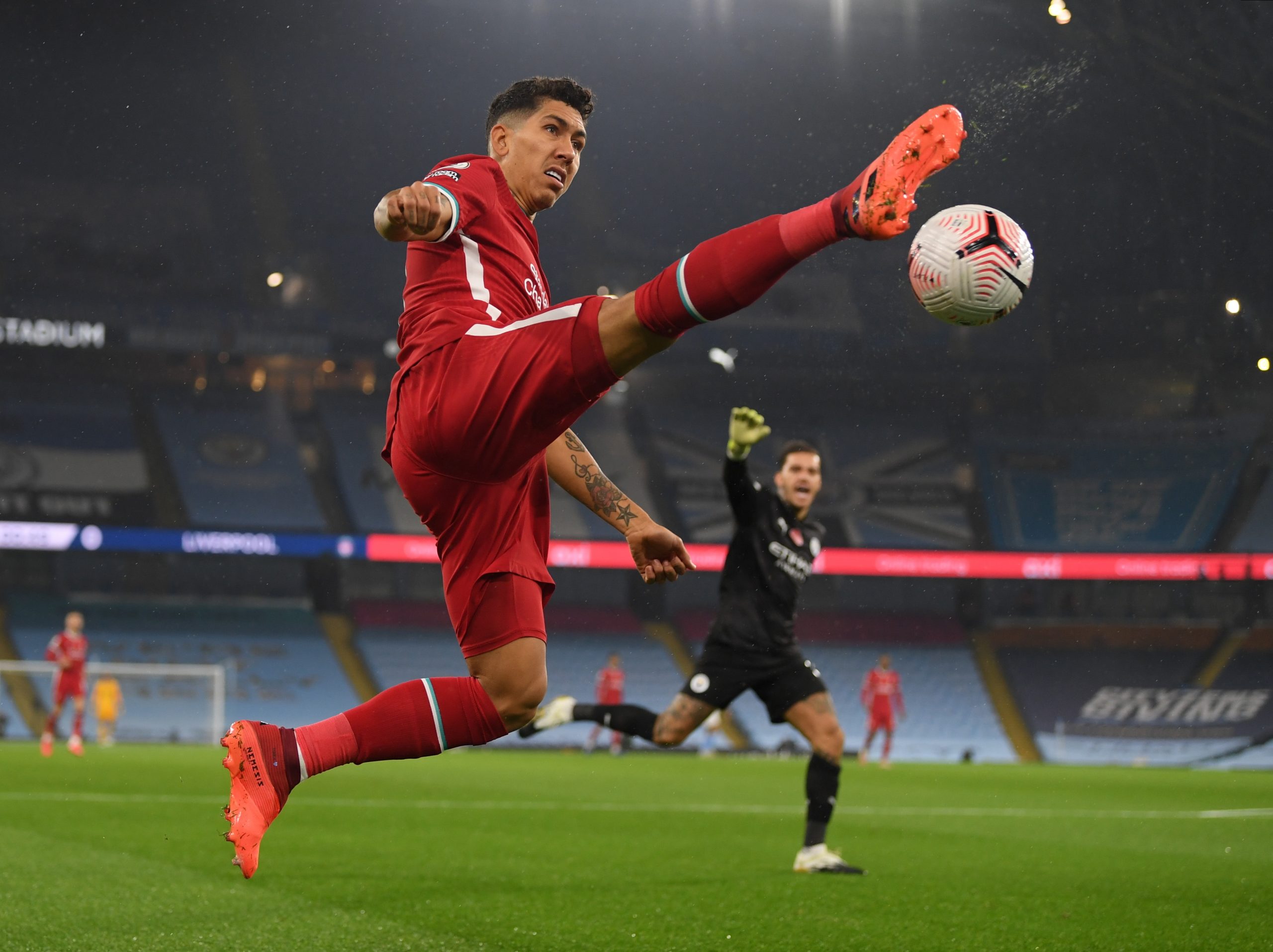 epa08808129 Liverpool's Roberto Firmino in action during the English Premier League soccer match between Manchester City and Liverpool FC in Manchester, Britain, 08 November 2020.  EPA/Shaun Botterill / POOL EDITORIAL USE ONLY. No use with unauthorized audio, video, data, fixture lists, club/league logos or 'live' services. Online in-match use limited to 120 images, no video emulation. No use in betting, games or single club/league/player publications.