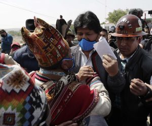 epa08809946 Former President of Bolivia Evo Morales (C) greets his supporters upon his arrival in Villazon, a Bolivian town in the frontier with Argentina, 09 November 2020. After eleven months in Argentina, the former Bolivian President Evo Morales has returned to his country. Morales' return was possible thanks to the new Government led by Luis Arce, a member of the Morales' party Movement for Socialism.  EPA/PAOLO AGUILAR