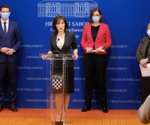 Zagreb, 13.11.2020 - Na konferenciji za novinare Saborskog Kluba zastupnika Stranke s Imenom i Prezimenom, Pametnog i GLAS-a tema je bila "Interpelacija o radu Vlade RH u vezi s pripremom zdravstvenog sustava RH na posebne okolnosti uzrokovane koronavirusom".
Na fotografiji Dalija Orešković, Marijana Puljak, Anka Mrak-Taritaš.
foto HINA/ Edvard ŠUŠAK/ es
