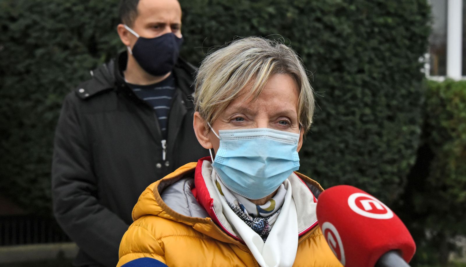 Vinkovci, 13.11.2020. - Stožer civilne zaštite Vukovarsko-srijemske županije ispred Stožera održao tiskovnu konferenciju, a vezano uz višednevno povećan broj zaraženih korona covid-19 virusom u Vukovarsko-srijemskoj županiji. Na tiskovnoj konferenciji govorili su tajnik stozera CZ VSŽ Ivan Kubiček (L) i ravnateljica Zavoda za javno zdravstvo VSŽ Kata Krešić (D).
foto HINA/ ml