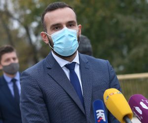 Zagreb, 13.11.2020. - Pregovori izmeðu pregovaraèkog odbora Vlade RH i predstavnika sindikata o sklapanju dodataka Kolektivnim ugovorima s predstavnicima javnih i dravnih slubi. Na fotografiji ministar Josip Aladroviæ. foto HINA/ Lana SLIVAR DOMINIÆ/ lsd