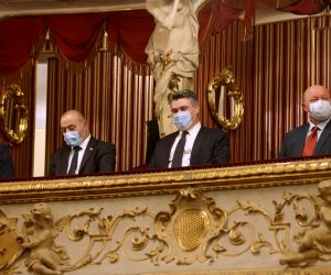 Zagreb, 15.11.2020. -  Premijerno jei prikazan dokumentarni film "Demo", u režiji Branka Schmidta i produkciji HRT-a. Ljubavna je to ratna priča o Mariji i Miodragu. Umirovljeni brigadir Miodrag Demo, odlikovani je hrvatski ratni vojni invalid. Na fotografiji Mario Banožić, Tomo Medved, Zoran Milanović.
foto HINA/ Daniel KASAP/ dk