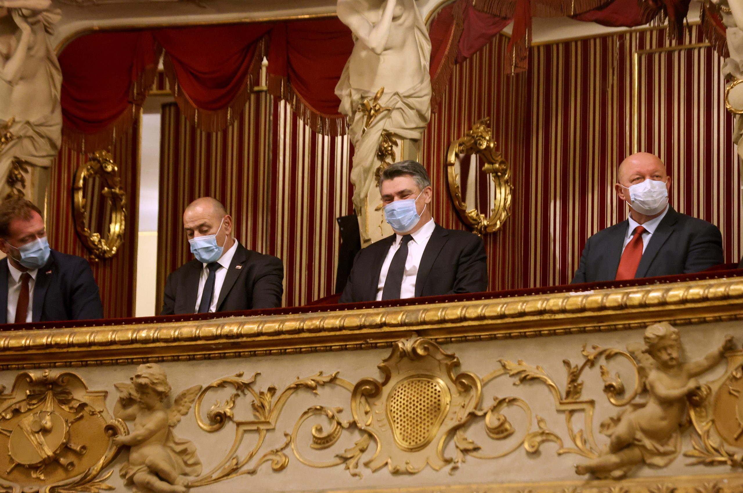 Zagreb, 15.11.2020. -  Premijerno jei prikazan dokumentarni film "Demo", u režiji Branka Schmidta i produkciji HRT-a. Ljubavna je to ratna priča o Mariji i Miodragu. Umirovljeni brigadir Miodrag Demo, odlikovani je hrvatski ratni vojni invalid. Na fotografiji Mario Banožić, Tomo Medved, Zoran Milanović.
foto HINA/ Daniel KASAP/ dk