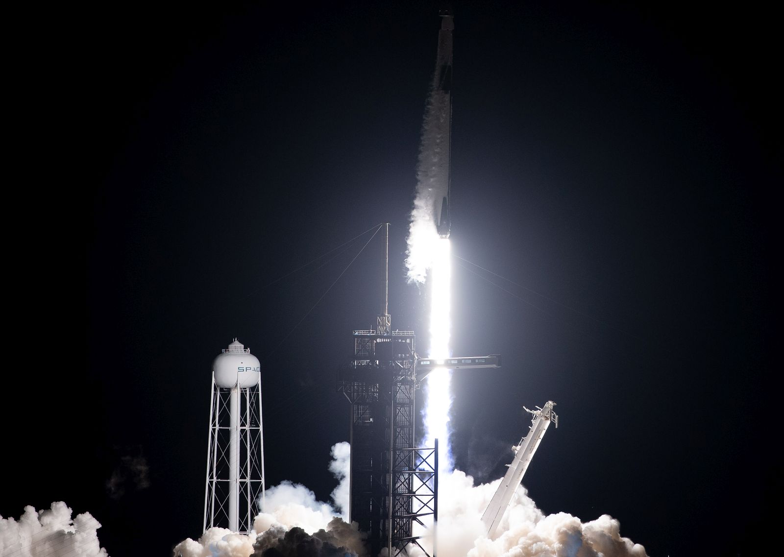 epa08823254 A SpaceX Falcon 9 rocket carrying the company's Crew Dragon spacecraft launches for NASA's SpaceX Crew-1 mission, to the International Space Station, at the John F. Kennedy Space Center, on Merritt Island, Cape Canaveral, Florida, USA, 15 November 2020. The Crew-1 astronauts, aboard the spacecraft named ‘Resilience,’ are to rendezvous with the ISS on 16 November 2020.  EPA/CJ GUNTHER