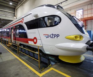 Zagreb, 17.11.2020 - Predstavnici H Putnickog prijevoza i Koncar - Elektricnih vozila potpisali su ugovor o kupoprodaji 21 elektromotornog vlaka, cija je ukupna vrijednost  844,7 milijuna kuna (bez PDV-a). Novi vlakovi financiraju se iz Operativnog programa Konkurentnost i kohezija 2014. - 2020. u sklopu projekta Obnova voznog parka H Putnickog prijevoza novim elektromotornim vlakovima. Na slici vlak H Putnickog prijevoza.
foto HINA/ Damir SENCAR/ ds