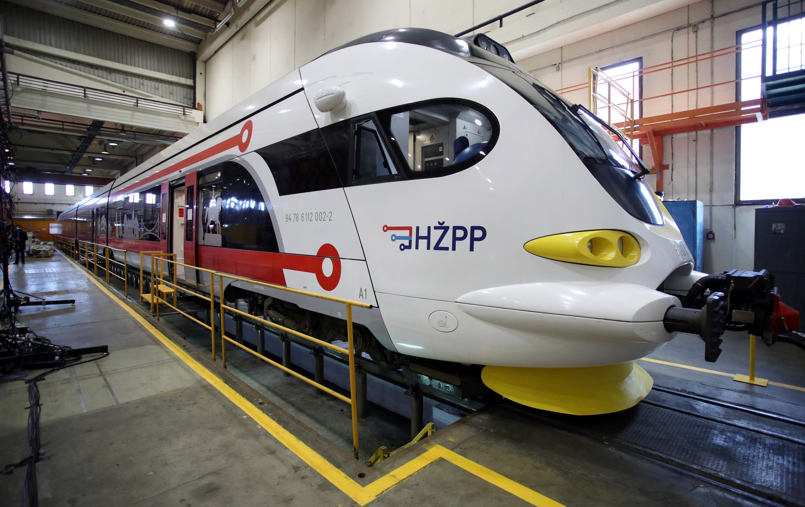 Zagreb, 17.11.2020 - Predstavnici H Putnickog prijevoza i Koncar - Elektricnih vozila potpisali su ugovor o kupoprodaji 21 elektromotornog vlaka, cija je ukupna vrijednost  844,7 milijuna kuna (bez PDV-a). Novi vlakovi financiraju se iz Operativnog programa Konkurentnost i kohezija 2014. - 2020. u sklopu projekta Obnova voznog parka H Putnickog prijevoza novim elektromotornim vlakovima. Na slici vlak H Putnickog prijevoza.
foto HINA/ Damir SENCAR/ ds