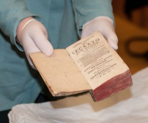 Zagreb, 17.11.2020 - - Nacionalnoj i sveuèilinoj knjinici u Zagrebu u utorak je vraæen vrijedan raritetni primjerak knjige "Trinum magicum sive Secretorum magicorum opus continens" iz 1614. godine, autora Caesarea Longinusa, koji je iz fonda knjinice ukraden 1987. godine. foto HINA/ NSK/ Sonja HRELJA/ ik