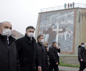 Vukovar, 18.11.2020 - Krini put-Kolona sjecanja ulicama grada Vukovara prema Memorijalnom groblju rtava Domovinskog rata nakon obiljeavanja Dana sjecanja "Vukovar-mjesto posebnog pijeteta" ispred Opce upanijske bolnice Vukovar i bolnice hrvatskih veterana u Bolnickoj ulici. Na slici predsjednik Vlade RH Andrej Plenkovic, predsjednik Hrvatskog sabora Gordan Janrokoivic, ministar branitelja Tomo Medved.
foto HINA/ Tomislav PAVLEK/ ds