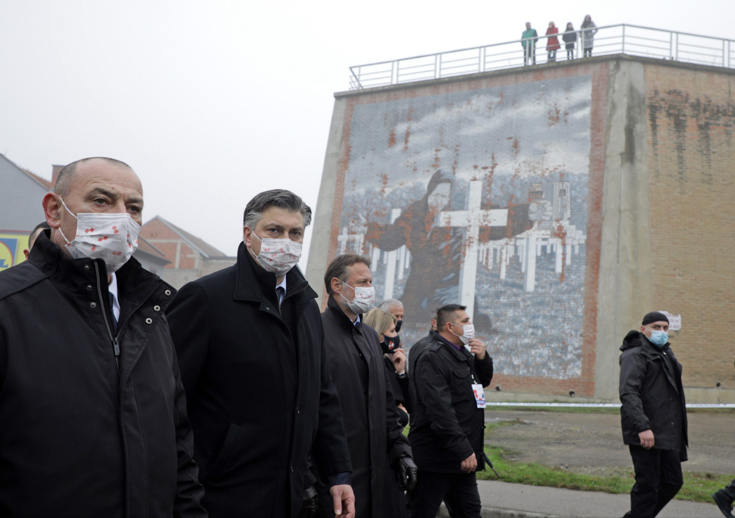 Vukovar, 18.11.2020 - Krini put-Kolona sjecanja ulicama grada Vukovara prema Memorijalnom groblju rtava Domovinskog rata nakon obiljeavanja Dana sjecanja "Vukovar-mjesto posebnog pijeteta" ispred Opce upanijske bolnice Vukovar i bolnice hrvatskih veterana u Bolnickoj ulici. Na slici predsjednik Vlade RH Andrej Plenkovic, predsjednik Hrvatskog sabora Gordan Janrokoivic, ministar branitelja Tomo Medved.
foto HINA/ Tomislav PAVLEK/ ds
