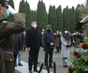 Vukovar, 18.11.2020 - Polaganje vijenaca na na Memorijalnom groblju rtava Domovinskog rata u sklopu obiljeavanja Dana sjecanja "Vukovar-mjesto posebnog pijeteta". Na slici predsjednik Vlade Andrej Plenkovic poloio je vijenac i za palio svijecu na grobu Blage Zadre.
foto HINA/ Tomislav PAVLEK/ ds