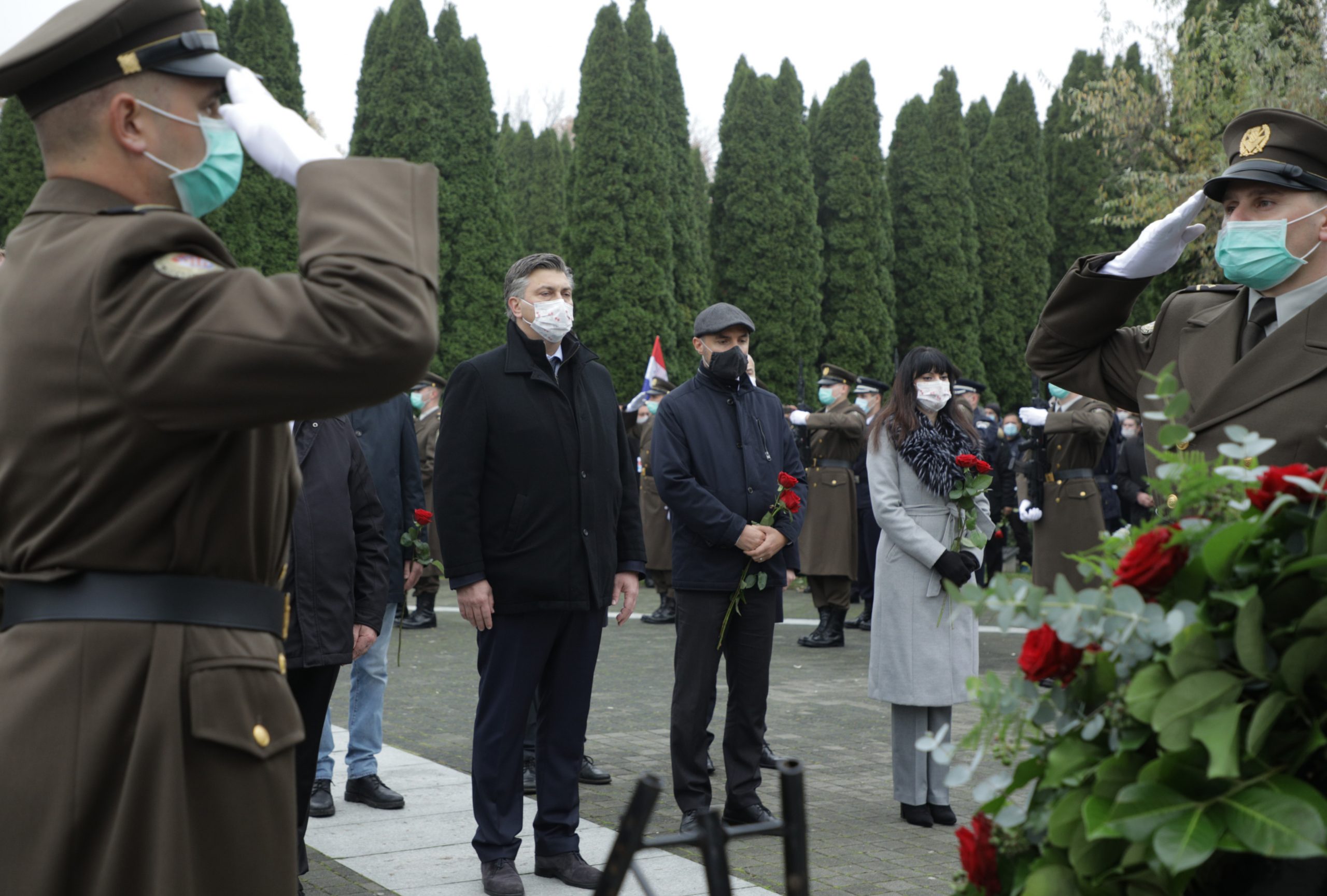 Vukovar, 18.11.2020 - Polaganje vijenaca na na Memorijalnom groblju rtava Domovinskog rata u sklopu obiljeavanja Dana sjecanja "Vukovar-mjesto posebnog pijeteta". Na slici predsjednik Vlade Andrej Plenkovic poloio je vijenac i za palio svijecu na grobu Blage Zadre.
foto HINA/ Tomislav PAVLEK/ ds