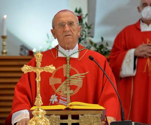 kabrnja, 18.11.2020. - Misno slavlje u upnoj crkvi Uznesenja Blaene Djevice Marije povodom 29. obljetnice stradanja kabrnje. Misu je predvodio zadarski nadbiskup elimir Puljiæ. 
foto HINA/ ua
