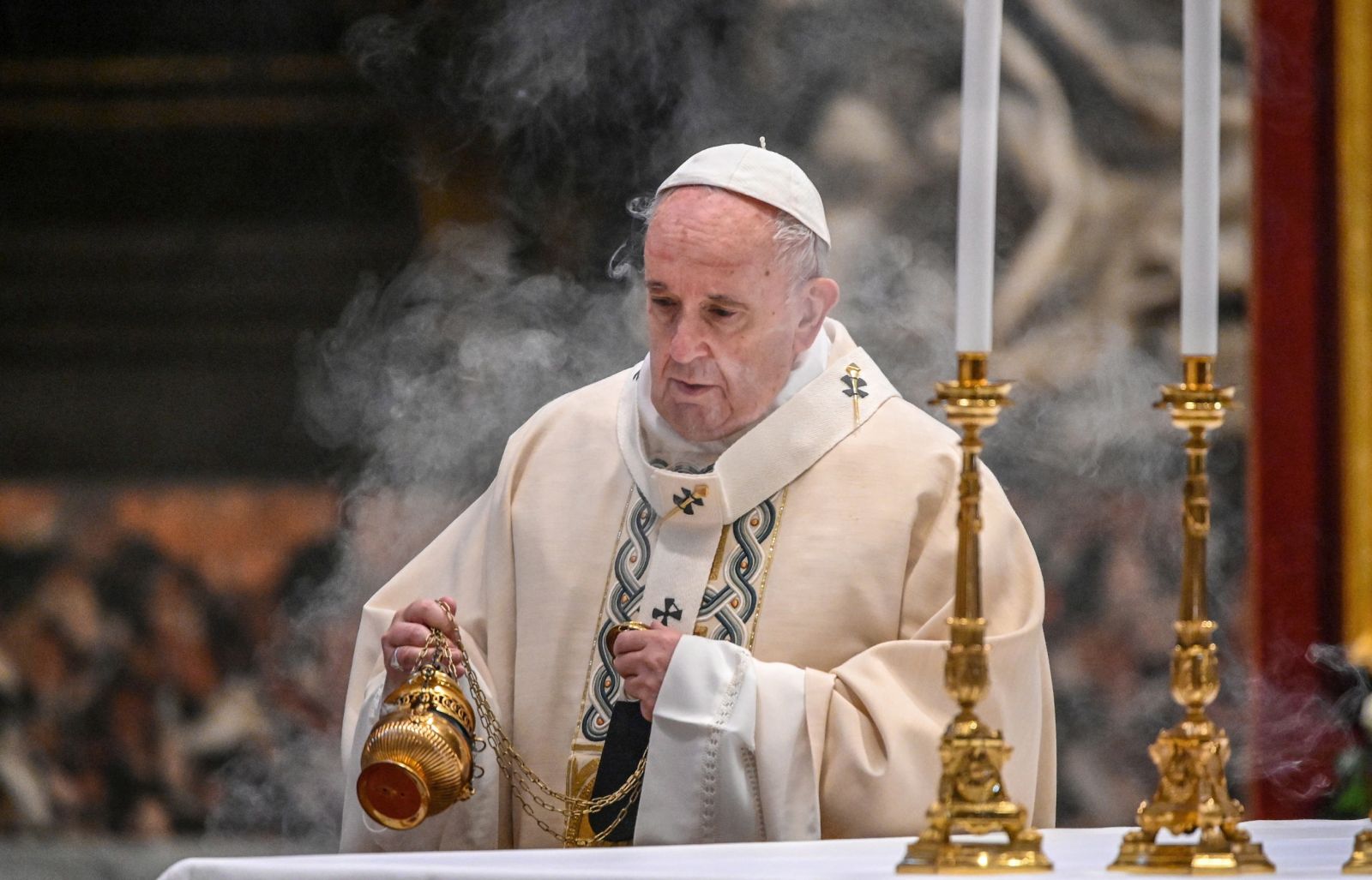 epa08835292 Pope Francis swings a thurible of incense around the altar at the beginning of a Holy Mass as part of World Youth Day at St. Peter's Basilica in The Vatican, 22 November 2020.  EPA/VINCENZO PINTO / POOL