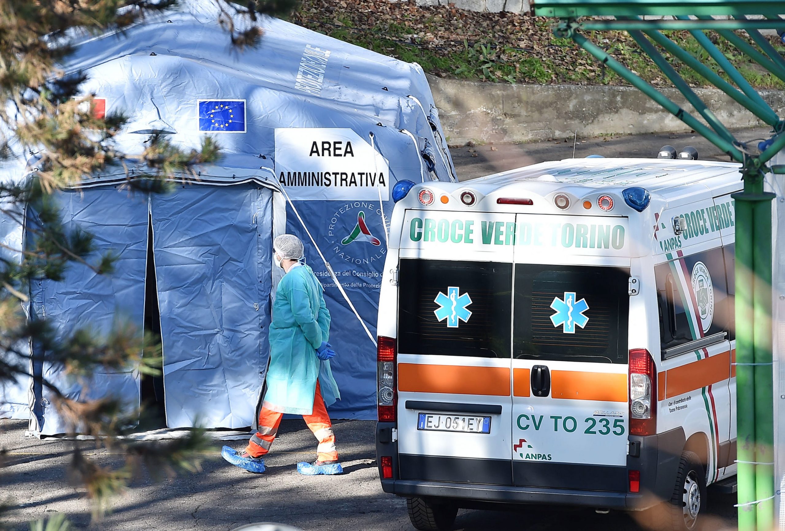 epa08835720 One of the first patients arrives in an ambulance at at the temporary hospital for Covid-19 set up in pavilion 5 of Torino Esposizioni at Parco del Valentino, Turin, Italy, 22 November 2020. The Italian health authorities are transforming a Turin top art exhibitions venues into a temporary 100 bed capacity hospital.  EPA/ALESSANDRO DI MARCO