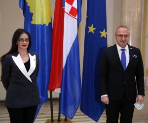 Zagreb, 23.11.2020 - Ministar vanjskih i europskih poslova Gordan Grlić Radman (desno) sastao se s ministricom vanjskih poslova i dijaspore Republike Kosovo Melizom Haradinaj-Stubllom (lijevo). 
Foto HINA/ Dario GRZELJ/ dag