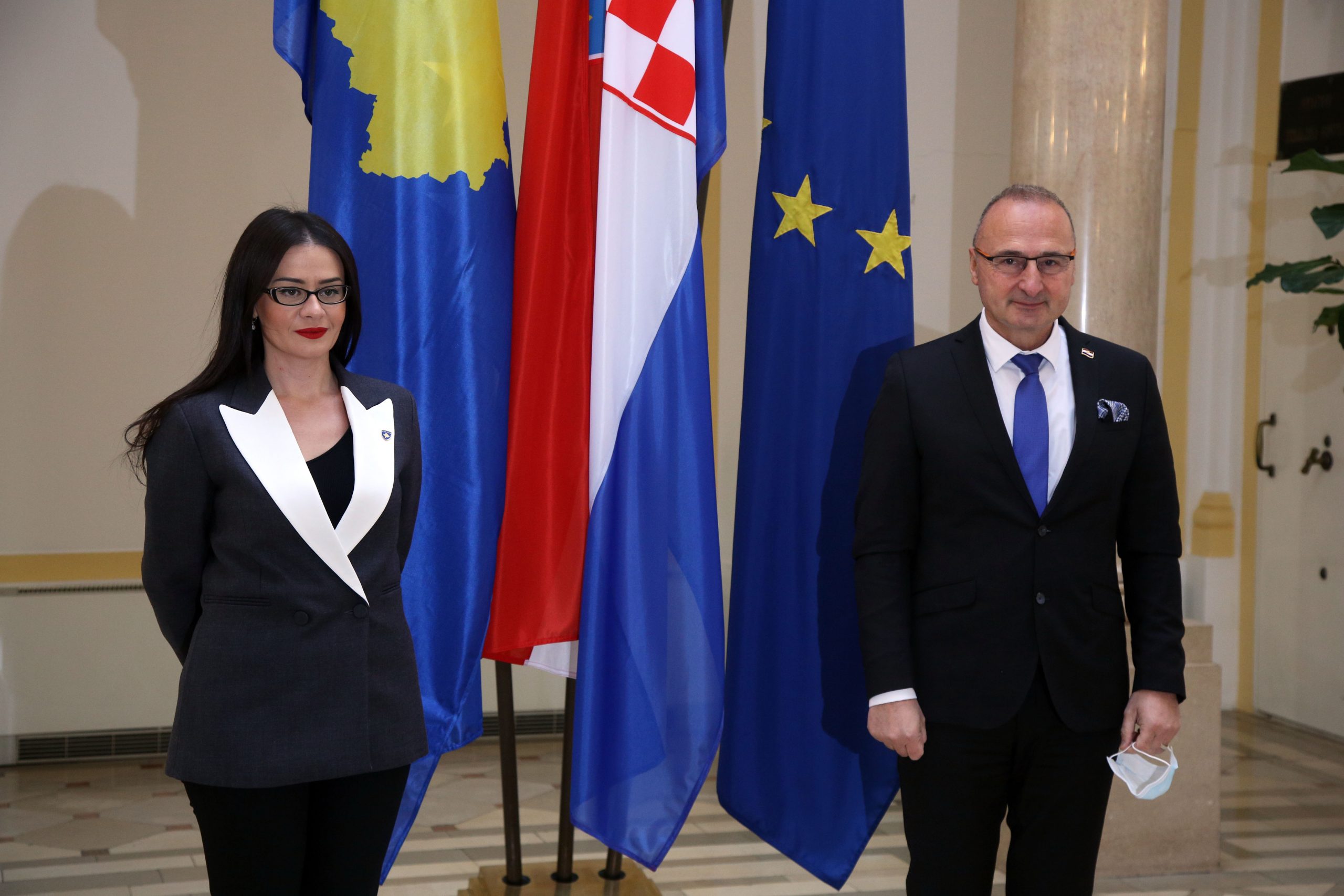 Zagreb, 23.11.2020 - Ministar vanjskih i europskih poslova Gordan Grlić Radman (desno) sastao se s ministricom vanjskih poslova i dijaspore Republike Kosovo Melizom Haradinaj-Stubllom (lijevo). 
Foto HINA/ Dario GRZELJ/ dag