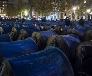 epaselect epa08838228 Hundreds of migrants and refugees evacuated from a makeshift migrant camp in Saint-Denis on 17 November, install tents with the support of associations and organisations on Republic Square in Paris, France, 23 November 2020.  EPA/CHRISTOPHE PETIT TESSON
