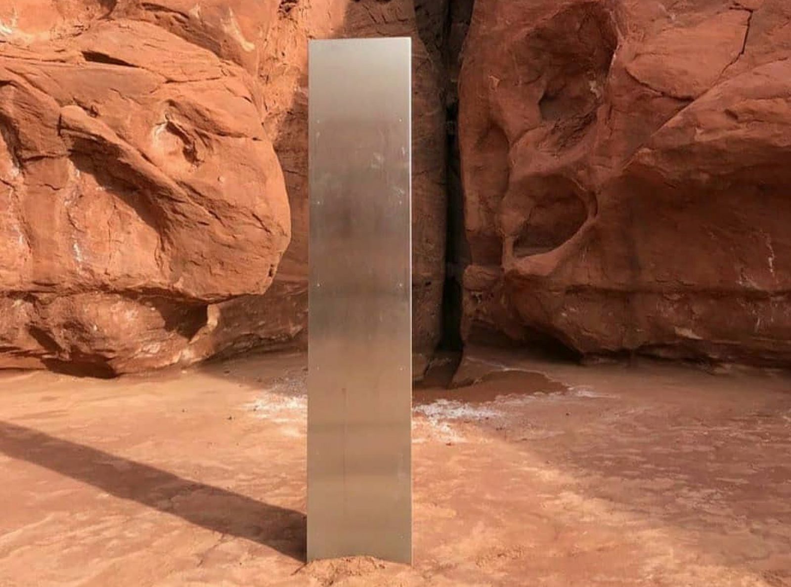 epa08839415 A handout photo made available by the Utah Department of Public Safety (DPS) shows a monolith discovered by wildlife officials in southeastern Utah, USA, 18 November 2020 (issued 24 November 2020). According to a statement by DPS, Utah officials have discovered a monolith of unknown origin in the wild.  EPA/Utah Department of Public Safety HANDOUT  HANDOUT EDITORIAL USE ONLY/NO SALES
