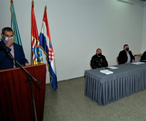 Karlovac, 24.11.2020. - Osnivačka skupština Udruge ugostitelja BNND u Karlovcu. Na fotografiji Marin Brkljačić, Zoran Komljenović, Božidar Bulić i Nino Ćosić na osnivačkoj skupštini Udruge BNND Hrvatske u Karlovcu.
foto HINA/ Mladen VOLARIĆ/ ml