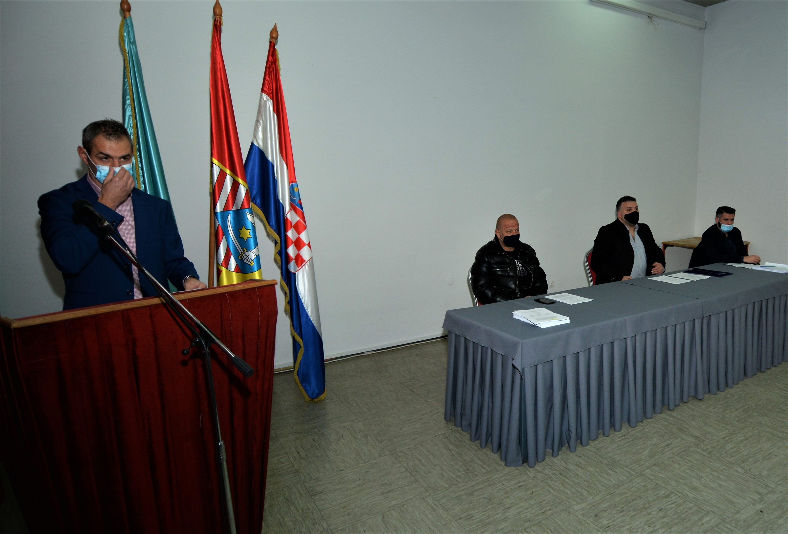 Karlovac, 24.11.2020. - Osnivačka skupština Udruge ugostitelja BNND u Karlovcu. Na fotografiji Marin Brkljačić, Zoran Komljenović, Božidar Bulić i Nino Ćosić na osnivačkoj skupštini Udruge BNND Hrvatske u Karlovcu.
foto HINA/ Mladen VOLARIĆ/ ml