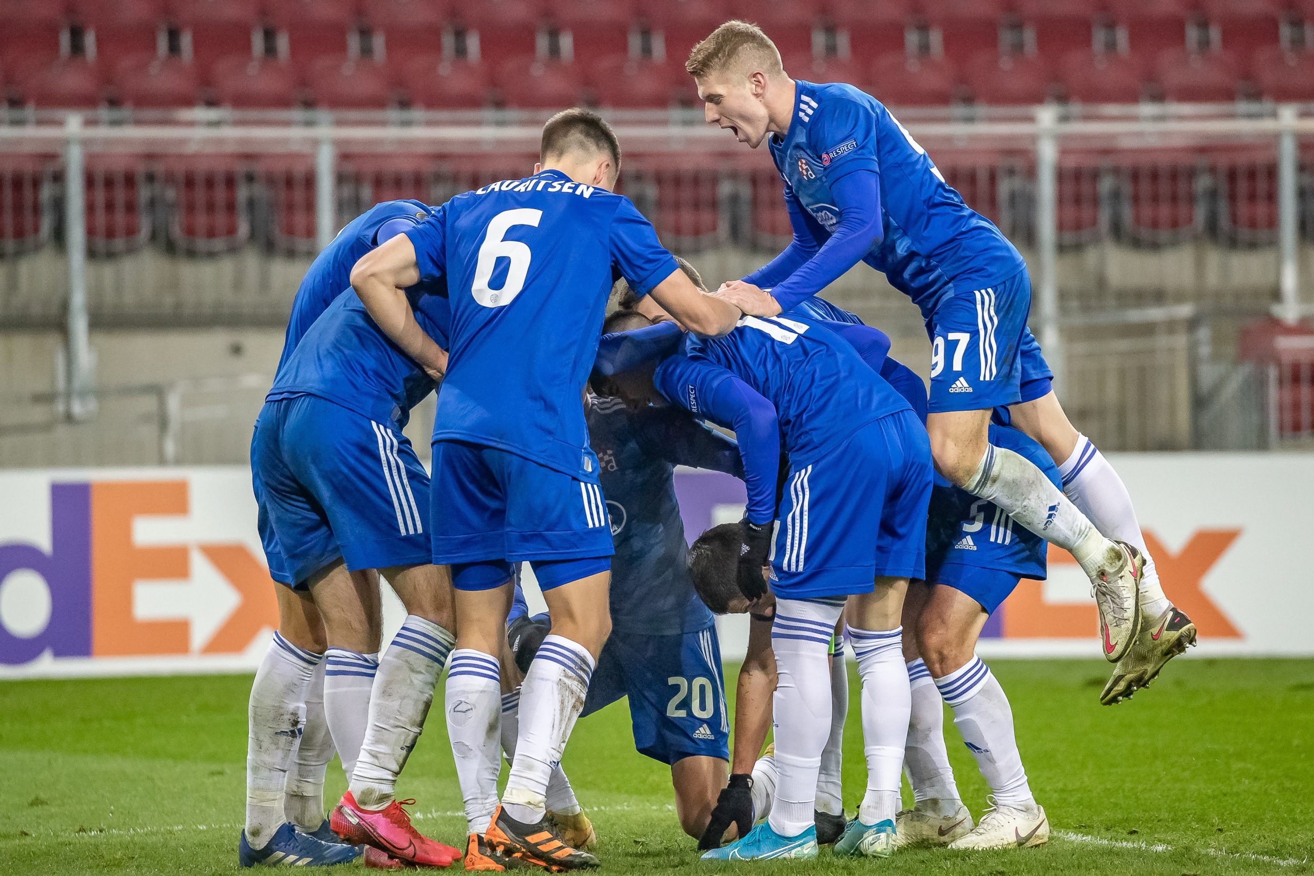 epa08844677 Dinamo Zagreb players celebrate during the UEFA Europa League group K soccer match between Wolfsberg and Dinamo Zagreb at the Woerthersee stadium in Klagenfurt, Austria, 26 November 2020.  EPA/EXPA/DOMINIK ANGERER