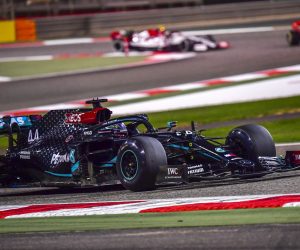 epa08846443 British Formula One driver Lewis Hamilton of Mercedes-AMG Petronas in action during the second practice session of the Formula One Grand of Bahrain on the Bahrain International Circuit in Sakhir, Bahrain 27 November 2020.The Formula One Grand Prix of Bahrain will take place on 29 November 2020.  EPA/Giuseppe Cacace / Pool