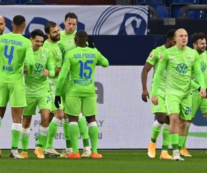 epa08833640 Wolfburg's players celebrate the 0-1 goal during the German Bundesliga soccer match between FC Schalke 04 and VfL Wolfsburg in Gelsenkirchen, Germany, 21 November 2020.  EPA/SASCHA STEINBACH / POOL CONDITIONS - ATTENTION: The DFL regulations prohibit any use of photographs as image sequences and/or quasi-video.