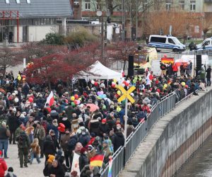 epa08848460 Participants of the International March for Freedom at the Polish-German border crossing in Frankfurt Oder, Germany, 28 November 2020. Demonstrators from Poland and Germany rotest jointly against the restrictions introduced by the governments of both countries in connection with the Covid-19 coronavirus pandemic.  EPA/LECH MUSZYNSKI POLAND OUT