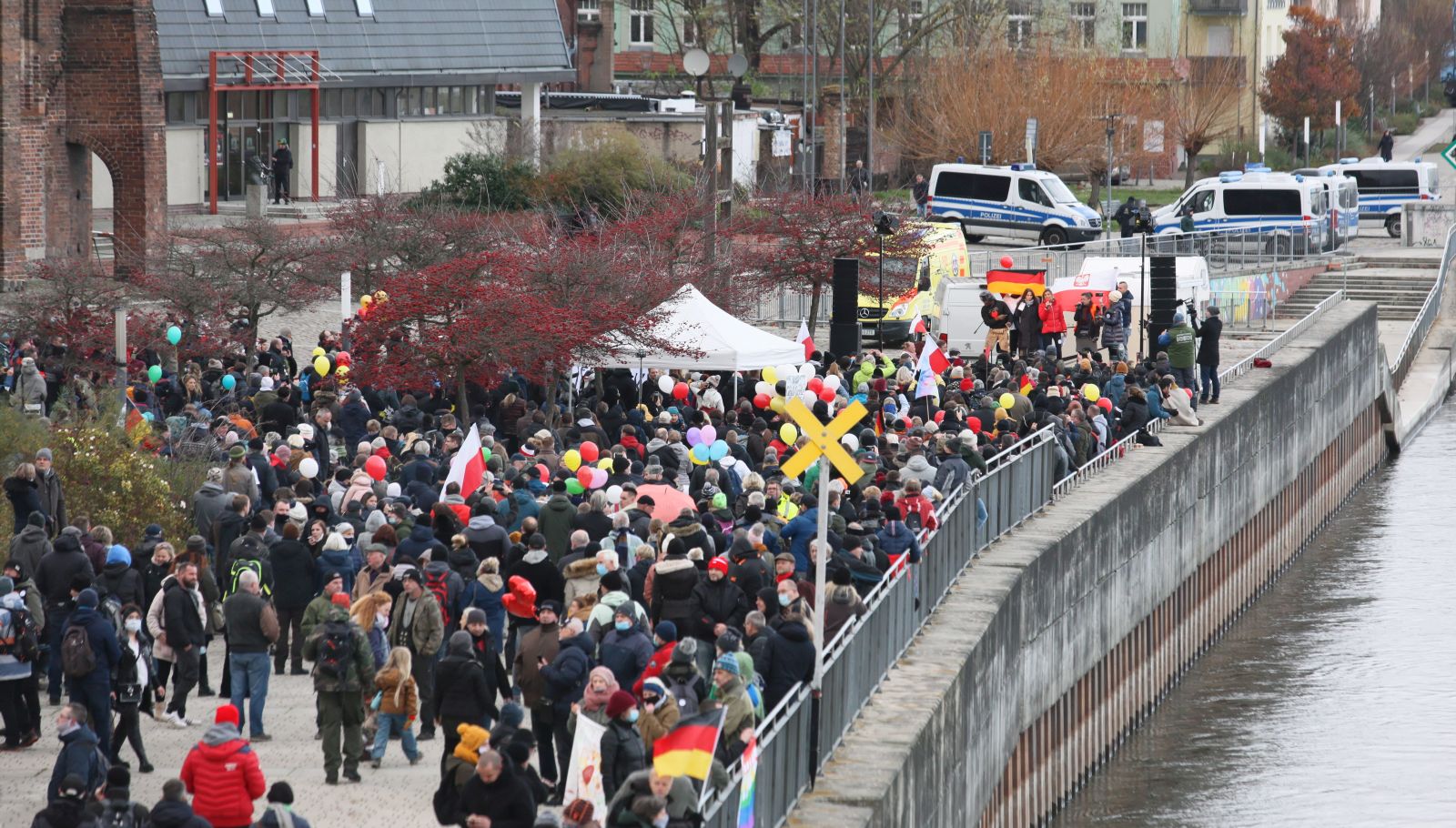 epa08848460 Participants of the International March for Freedom at the Polish-German border crossing in Frankfurt Oder, Germany, 28 November 2020. Demonstrators from Poland and Germany rotest jointly against the restrictions introduced by the governments of both countries in connection with the Covid-19 coronavirus pandemic.  EPA/LECH MUSZYNSKI POLAND OUT